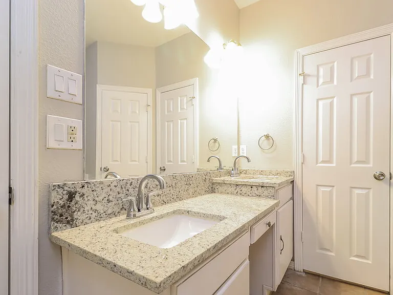 703 Biscayne Dr — Photo 11