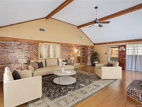 3rd image of 52 Horseshoe Ln