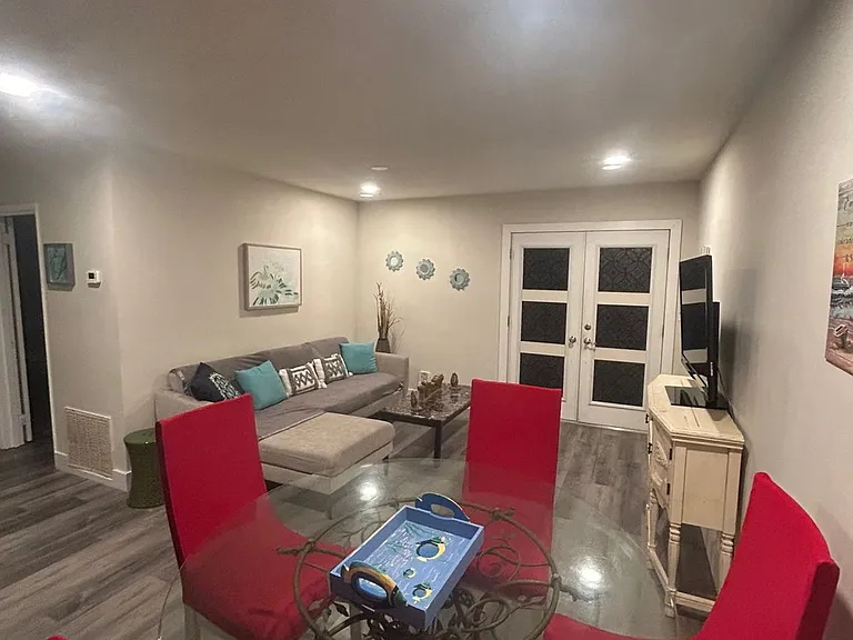 3103 Saxon Dr — Photo 5