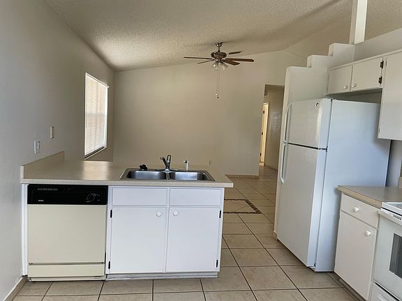 5th image of 2219 Justin Ave