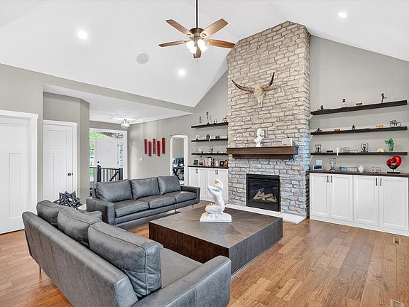 4th image of 1632 W Gaslight Drive