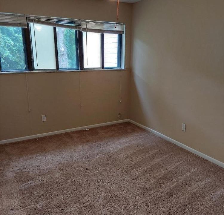 1st image of 325 Country Club Dr