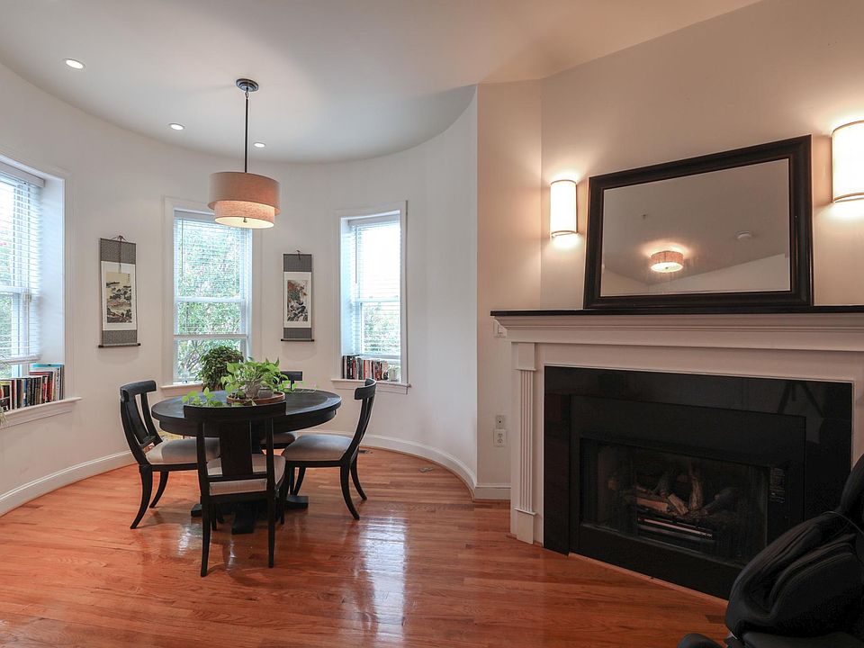1st-floor Entrance/Breakfast nook