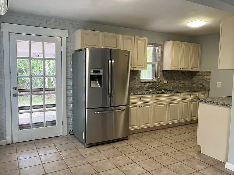 350 E Sandy Cir — Photo 3