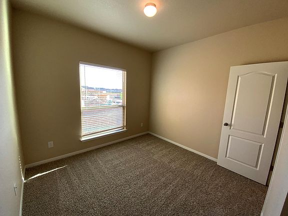 5th image of 1049 Lakeway Crossing Dr