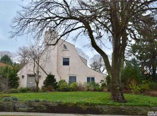 8 Darley Rd, Great Neck, NY 11021