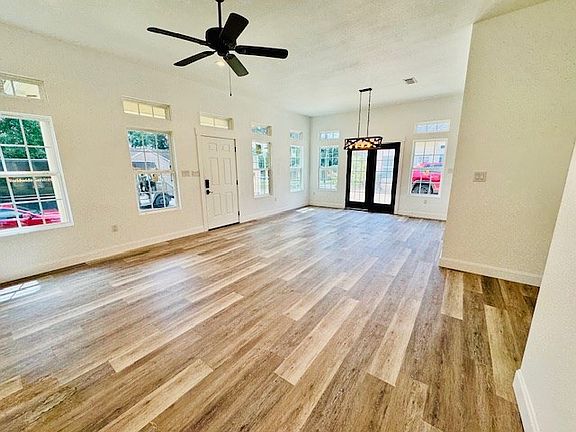 3rd image of 429 N Zavalla St