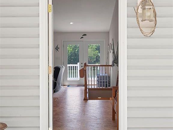 4th image of 7024 Lake Point Dr