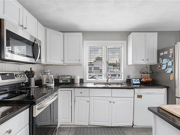 5th image of 20 Maywood Dr