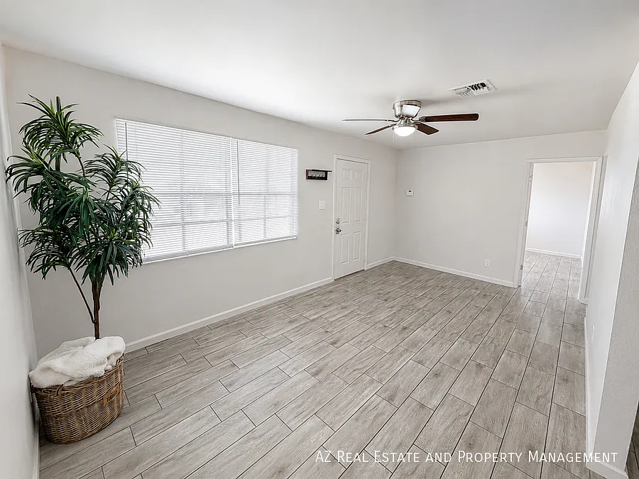 Bright & Comfortable Living in Prime Phoenix Location — Photo 3