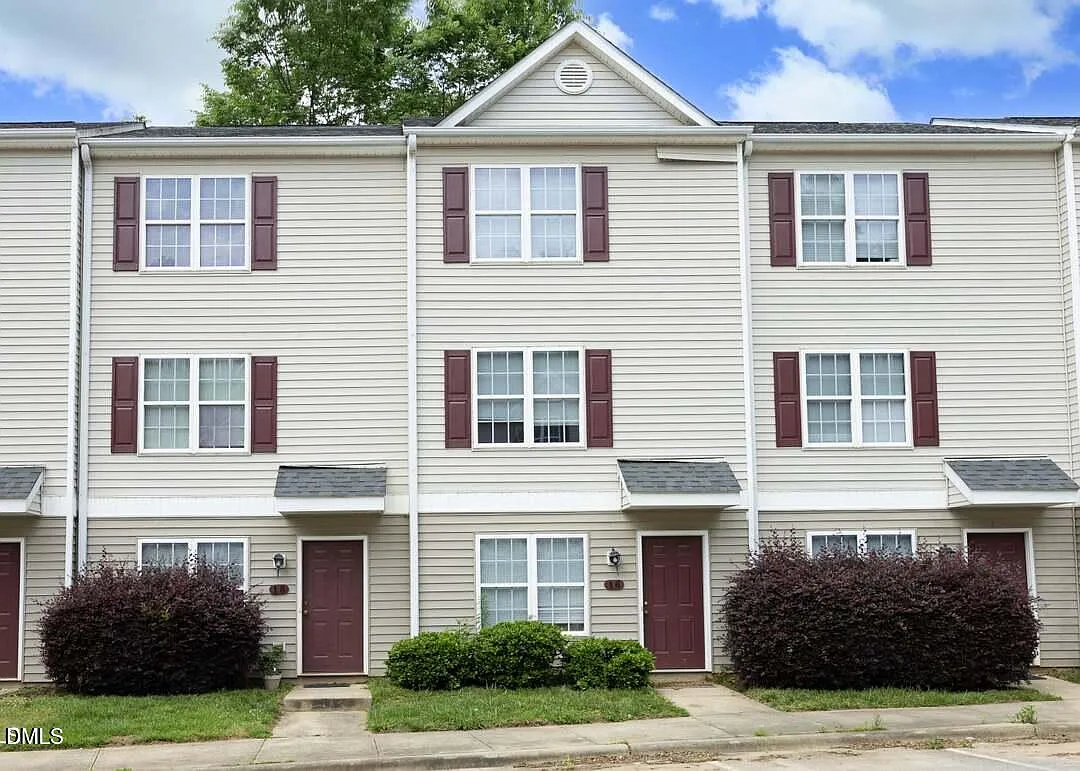 4 bed, 4.5 bath, $2,600 — Photo 1