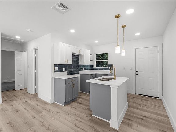 4th image of 3454 Moberly St