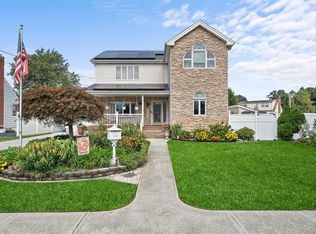 407 17th St, West Babylon, NY 11704