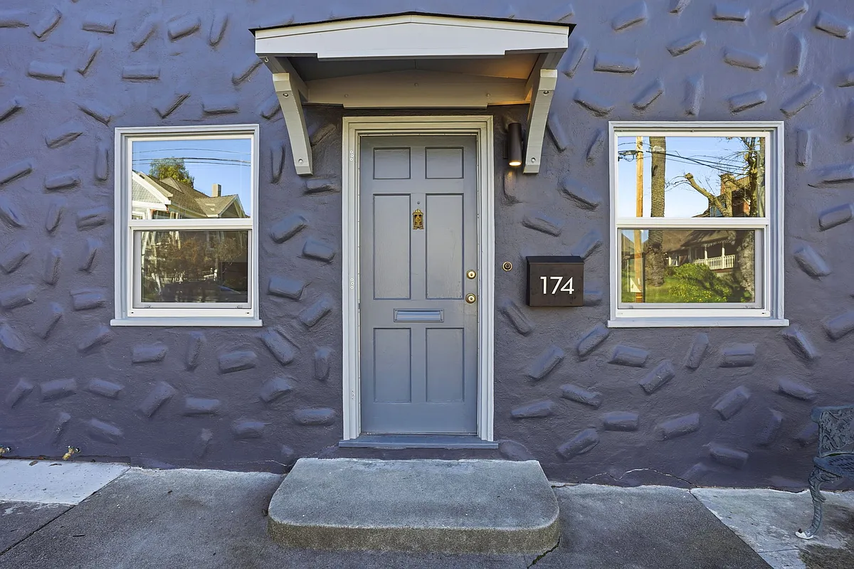 Building Photo - 172 W G St #182