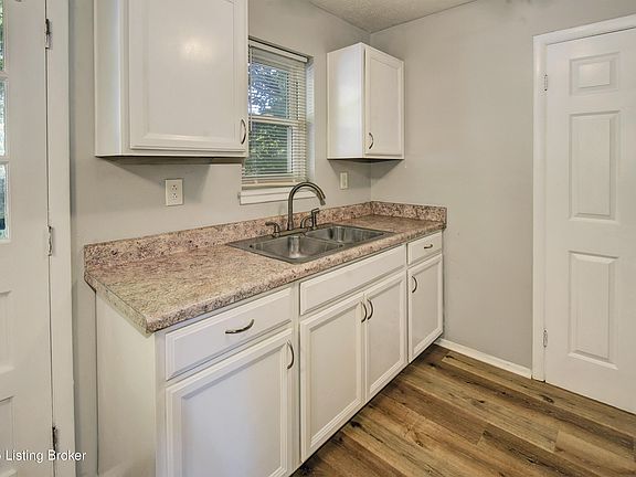 3rd image of 5808 Crockett Dr