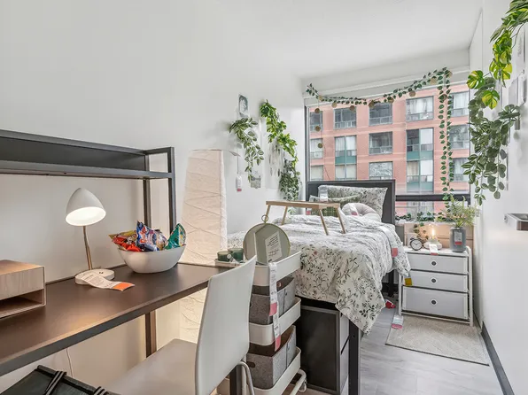 111 Carlton St, Toronto, ON M5B 2G3