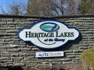 16 Heritage Ln, Hamburg, NJ 07419