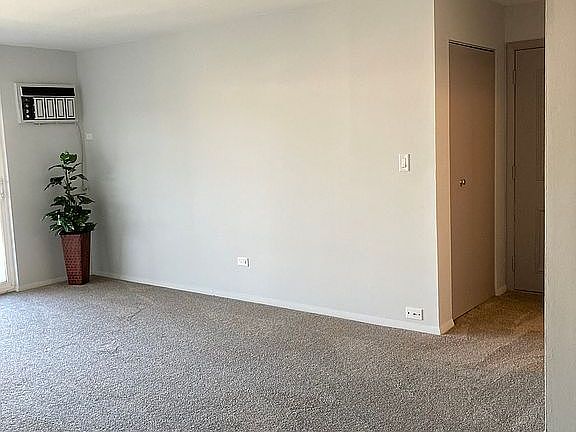 4th image of 9S125 Lake Dr #203