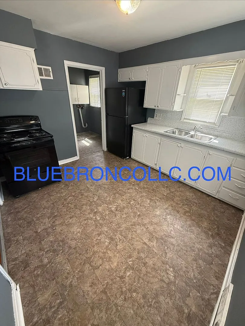 Newly remodeled! Fresh paint and beautiful hardwood floors — Photo 3