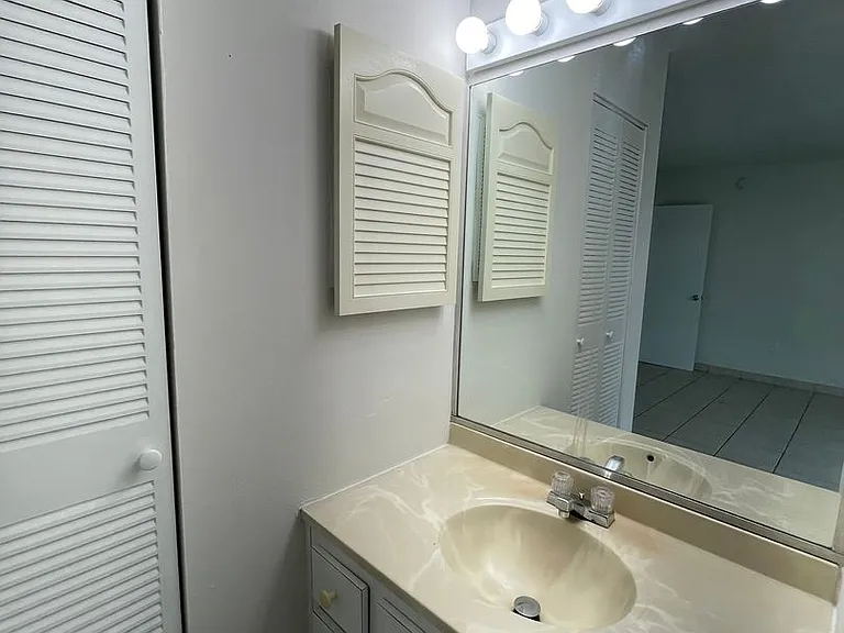 230 Calabria Ave — Photo 18