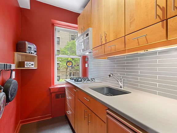 3rd image of 250 Cabrini Blvd APT 2B