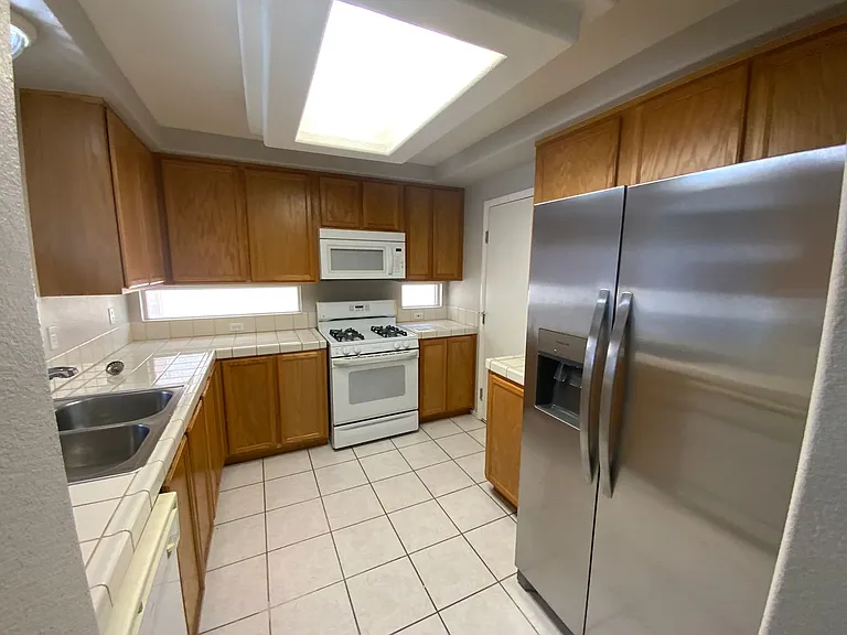 10256 Grecian Laurel Ct — Photo 16