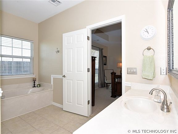 5th image of 9521 Rosewood Dr