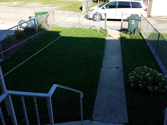 Small backyard with grass. Lawn Care is provided in rent.