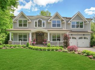 139 Westwood Cir, Roslyn Heights, NY 11577