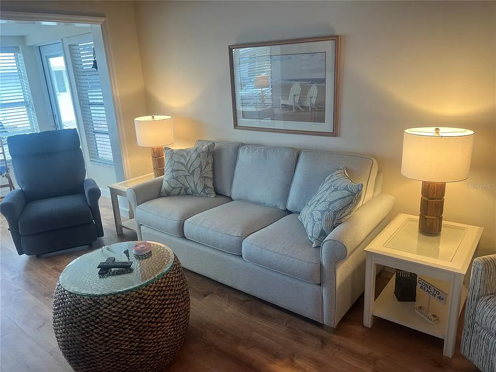 1 bed, 1.0 bath, 693 sqft, $7,470 — Photo 3