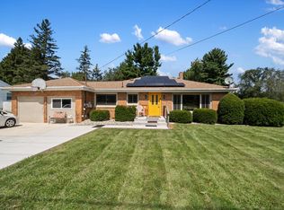 2250 Saines Manor Dr, Jackson, MI 49201