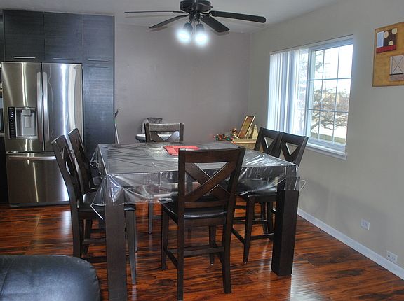 3rd image of 10 Woodbury Ct