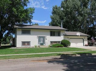 1666 Richmond Dr, Bismarck, ND 58504