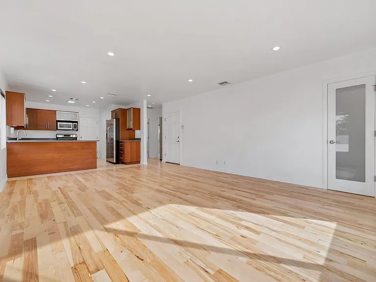 1117 S Cochran Ave — Photo 21