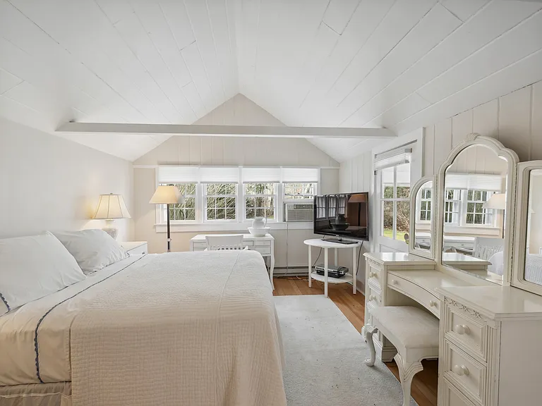 31 Wainscott Stone Rd — Photo 10