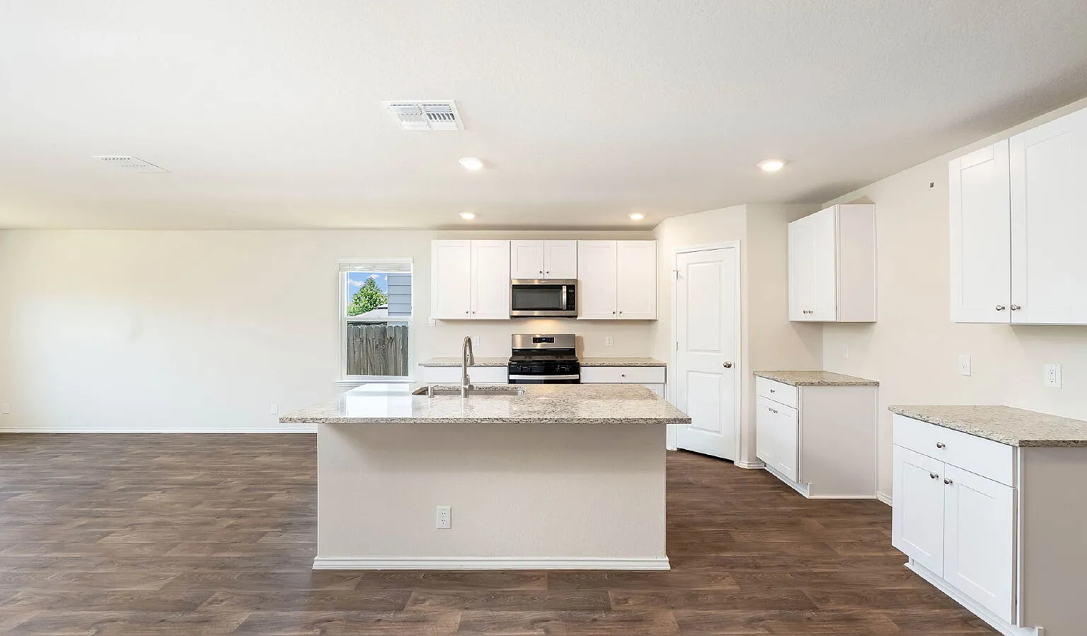 3 bed, 2.0 bath, 1411 sqft, $1,550 — Photo 4