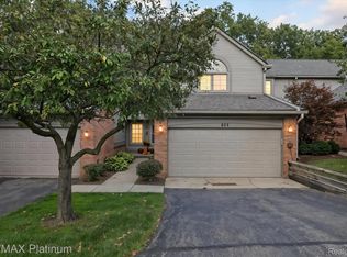 852 Woodridge Hills Dr, Brighton, MI