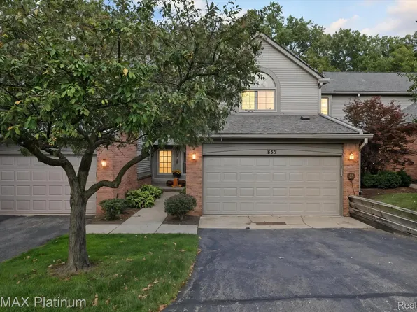 852 Woodridge Hills Dr, Brighton, MI 48116