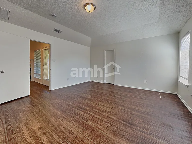 818 La Sierra Ct — Photo 8