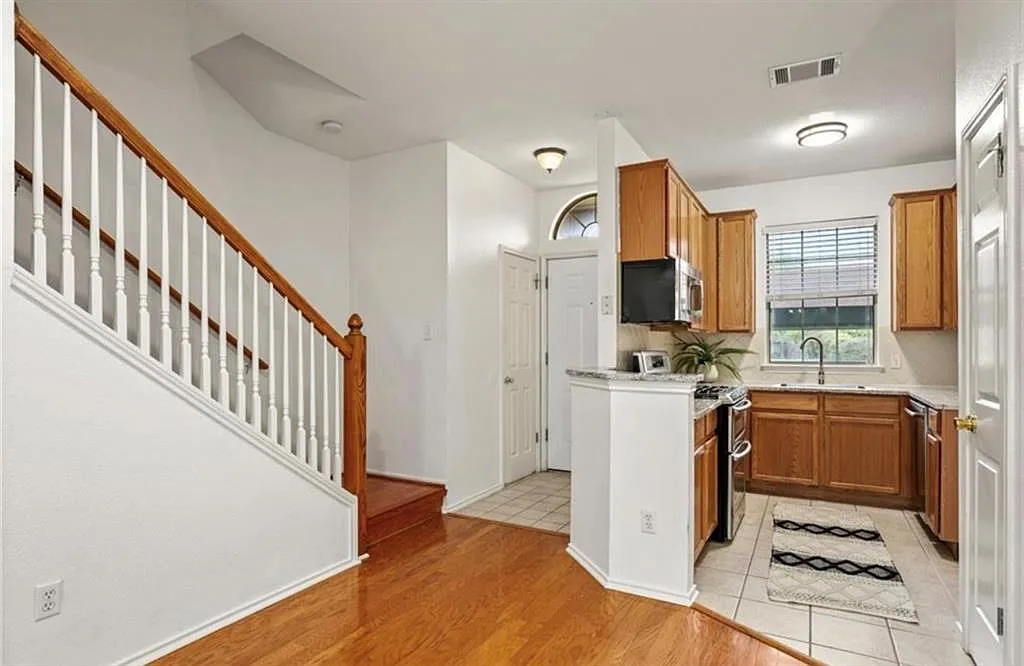 2 bed, 2.5 bath, 1312 sqft, $1,699 — Photo 3