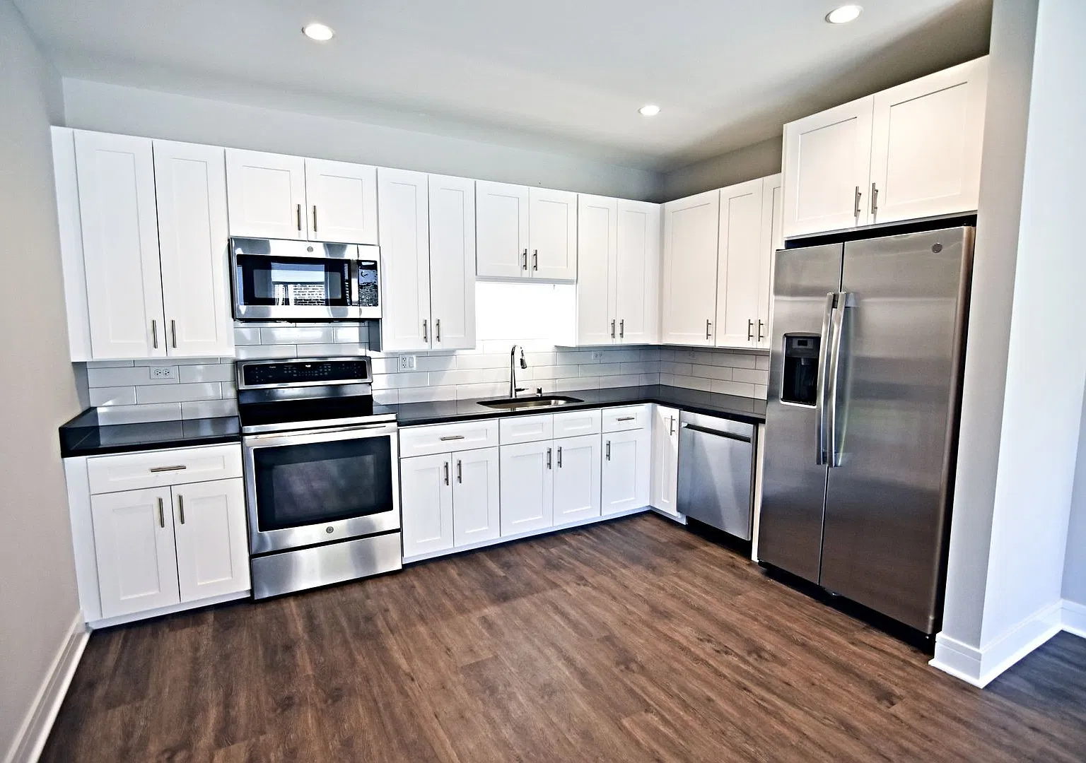 2 bed, 2.0 bath, 1140 sqft, $3,950 — Photo 2