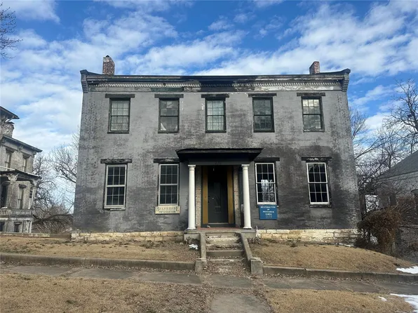 414 N 5th St, Hannibal, MO 63401