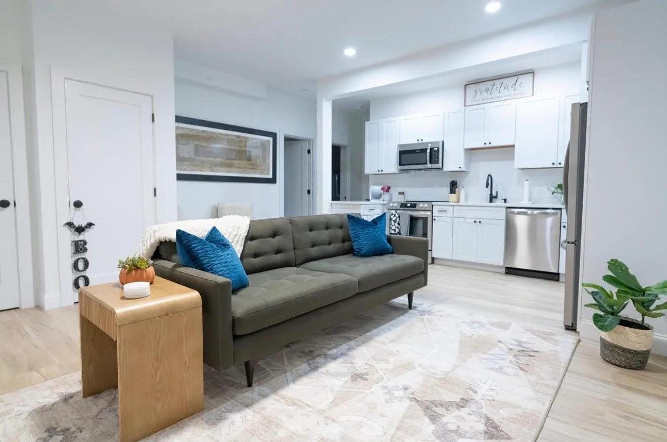 2 bed, 650 sqft, $2,800 — Photo 2