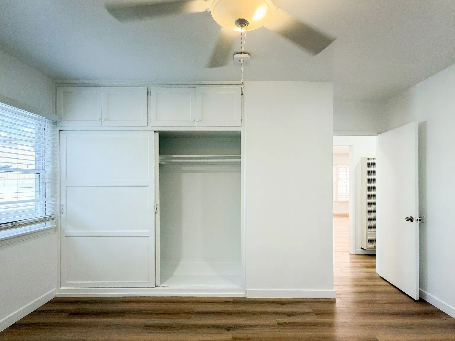Beautiful! Spacious 2 bed/1 Bath- Big Kitchen -Farmhouse Sink-AC-Parking-Great Location! — Photo 3