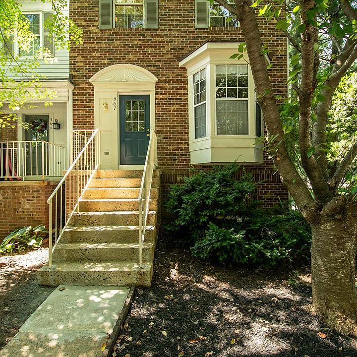 1st image of 367 Bridle Crest Sq NE