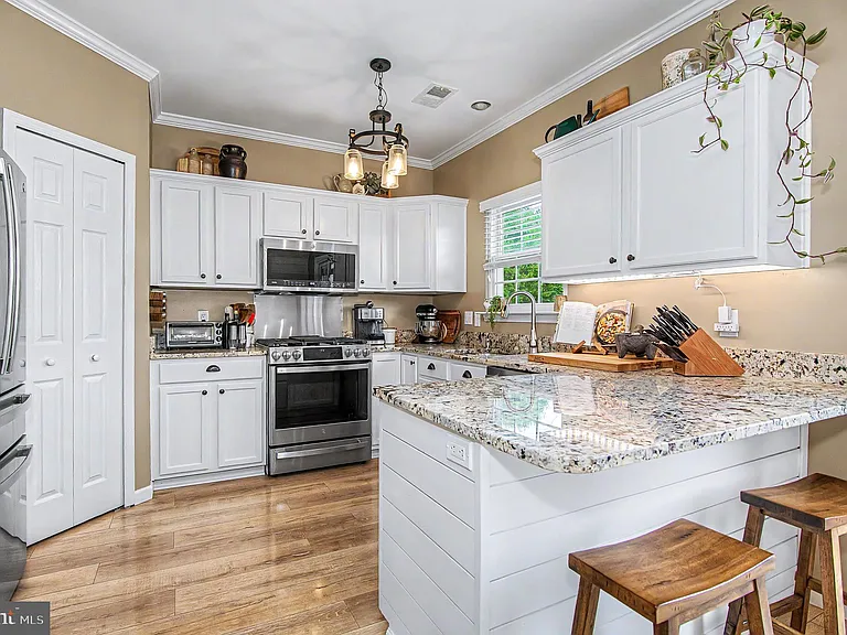 510 Lilac Ter NE — Photo 6
