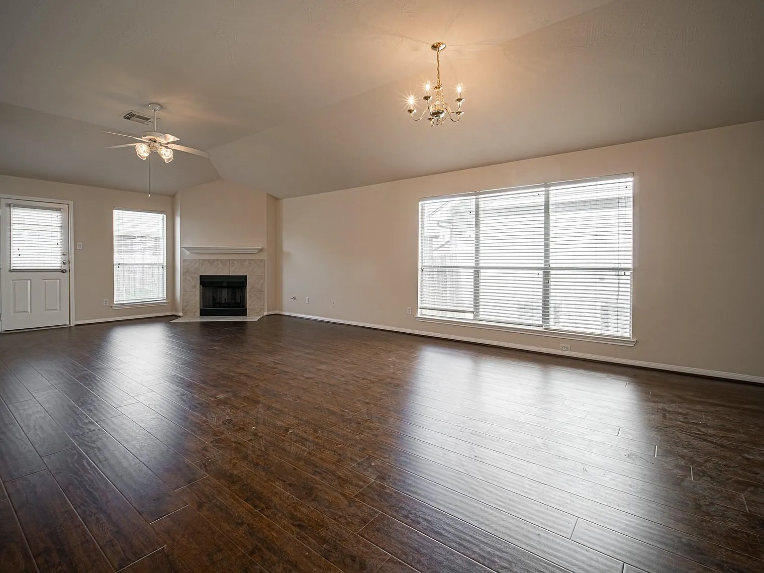 3 bed, 2.0 bath, 1634 sqft, $1,950 — Photo 2