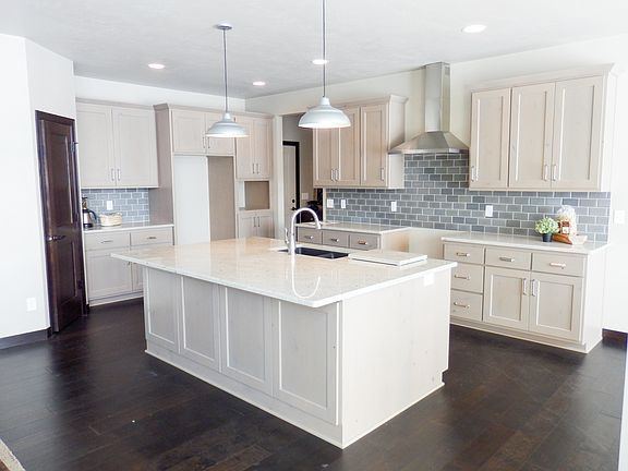 Chef Kitchen w/Lrg Island