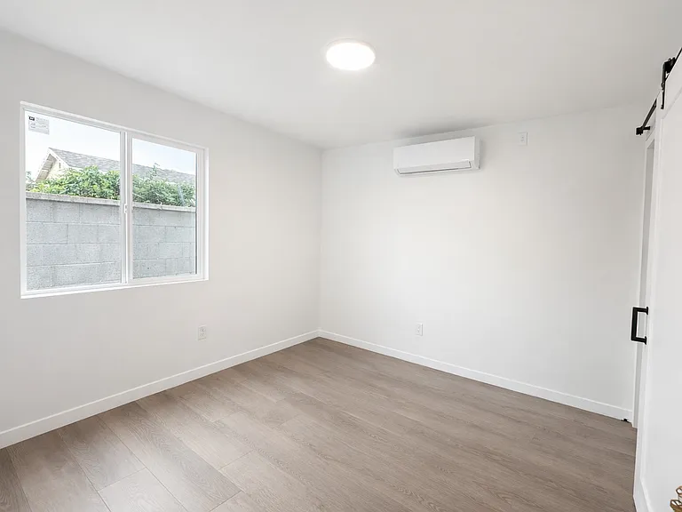 6907 Noble Ave — Photo 5