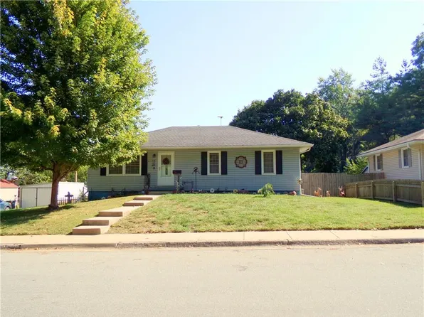 318 N 18th St, Leavenworth, KS 66048